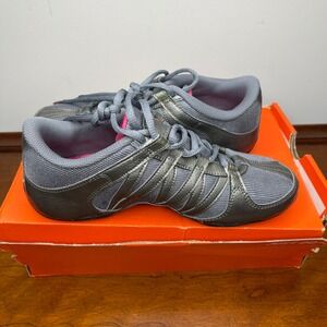 Nike Musique IV Cool Grey Vivid Pink Metallic Dance Running Shoes Womens 5